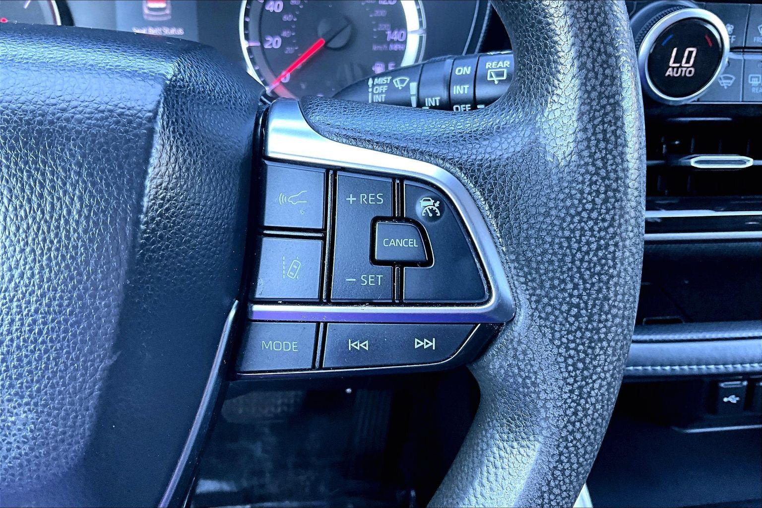Used 2021 Toyota Highlander L AWD/4WD image 17