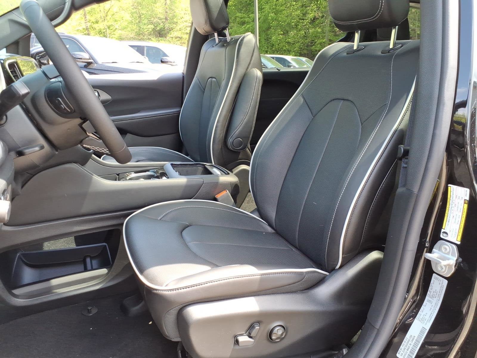 New 2027 Chrysler Pacifica Limited AWD/4WD image 5