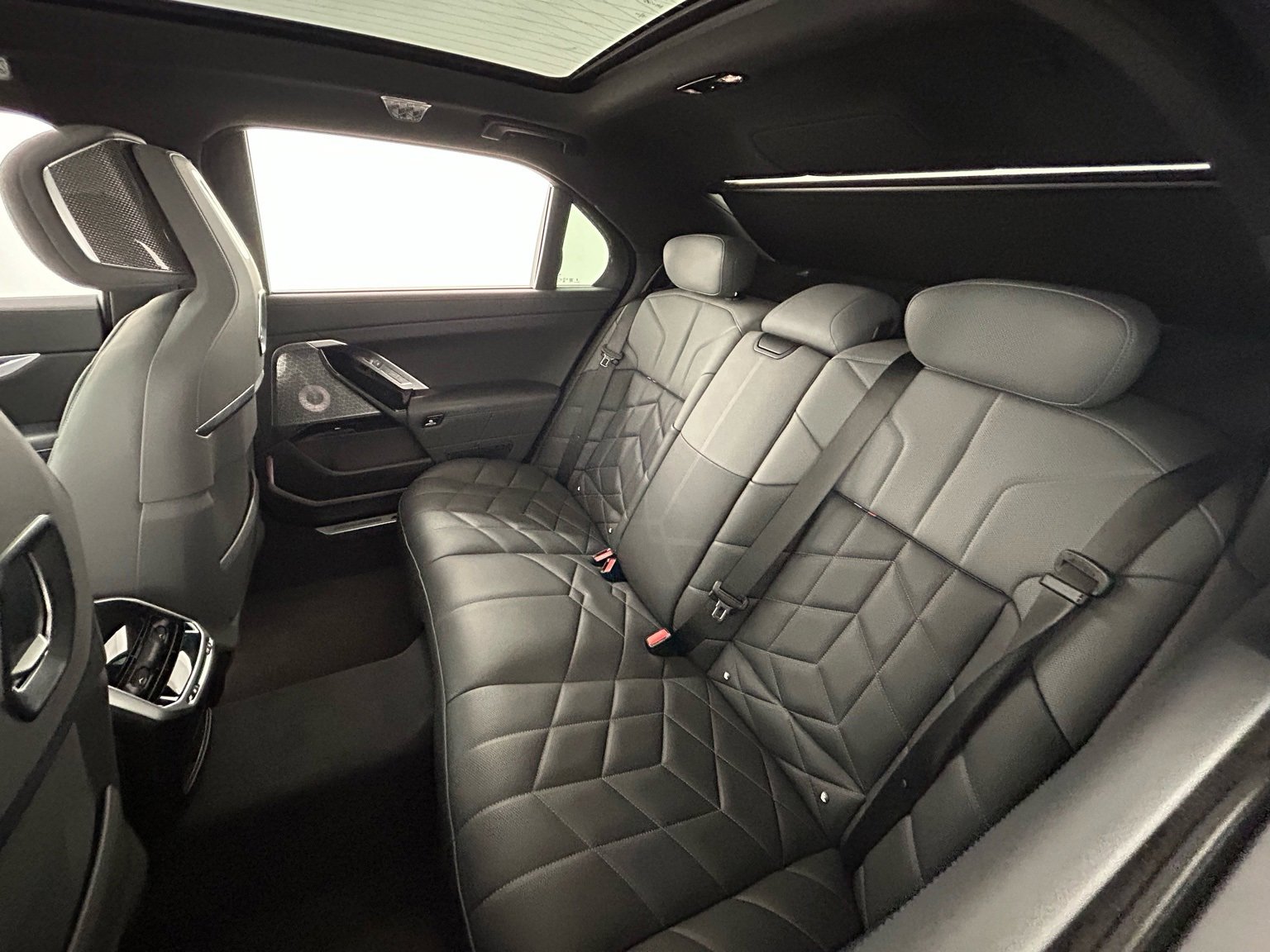 Used 2023 BMW 760i xDrive image 32