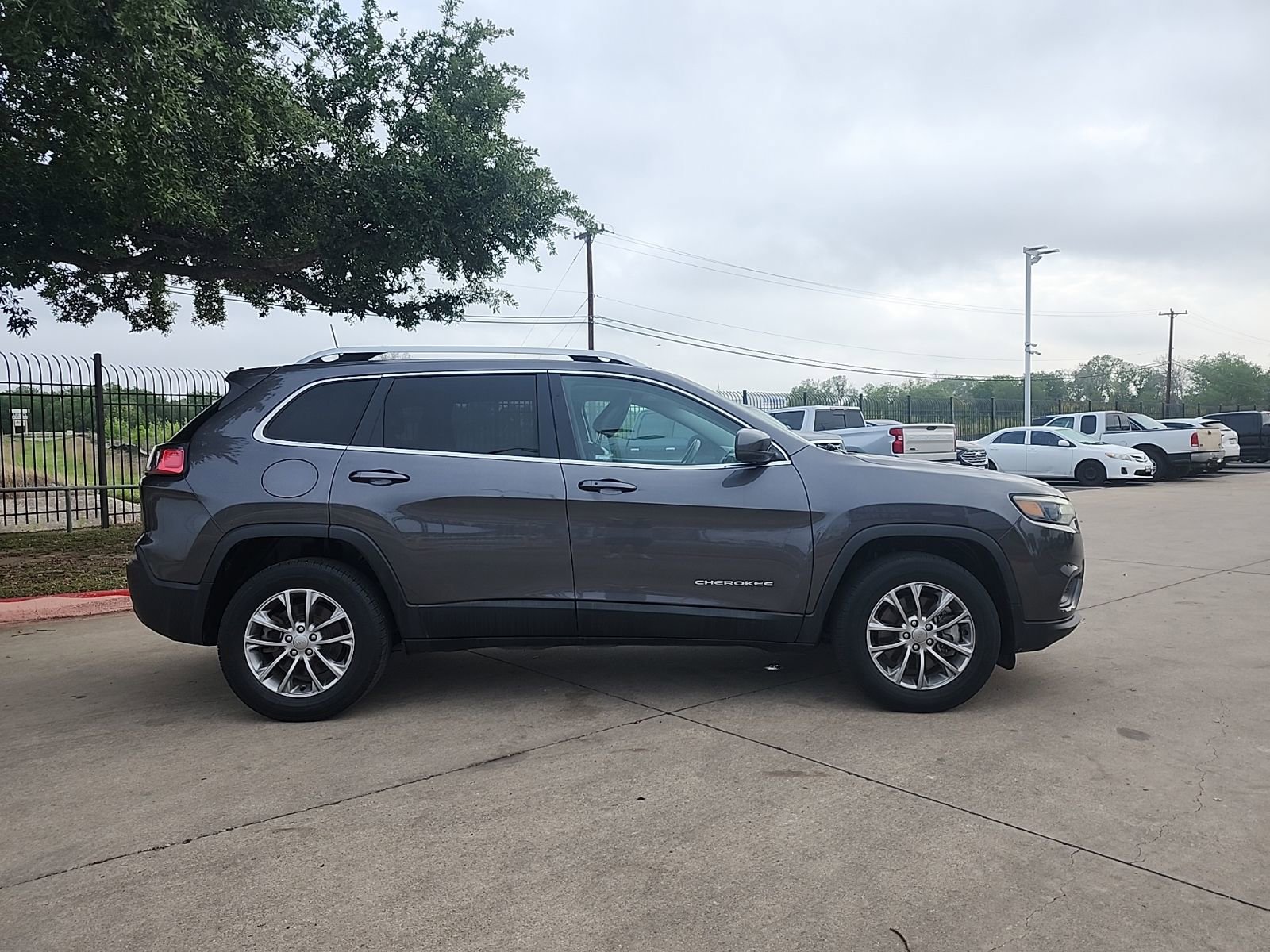 Used 2019 Jeep Cherokee Latitude Plus AWD/4WD image 2