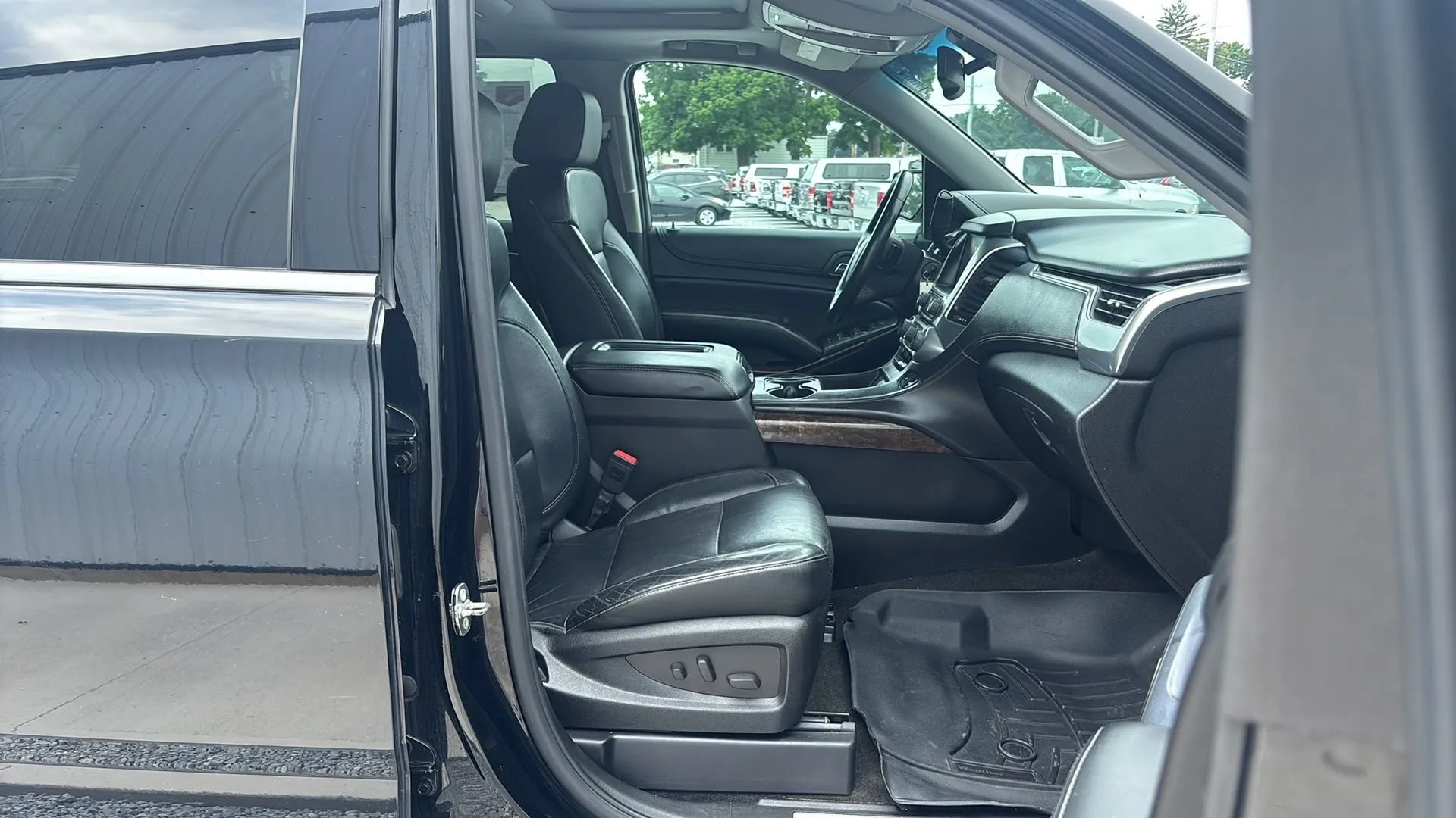 Used 2015 Chevrolet Suburban LT AWD/4WD image 17