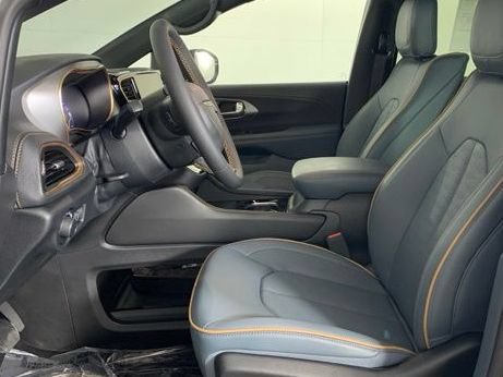 New 2027 Chrysler Pacifica Pinnacle w/ Theater Group FWD image 10