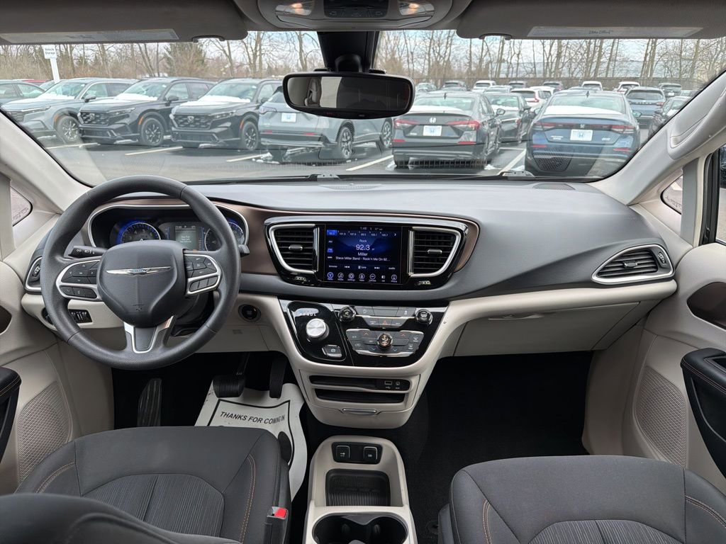Used 2017 Chrysler Pacifica Touring image 11