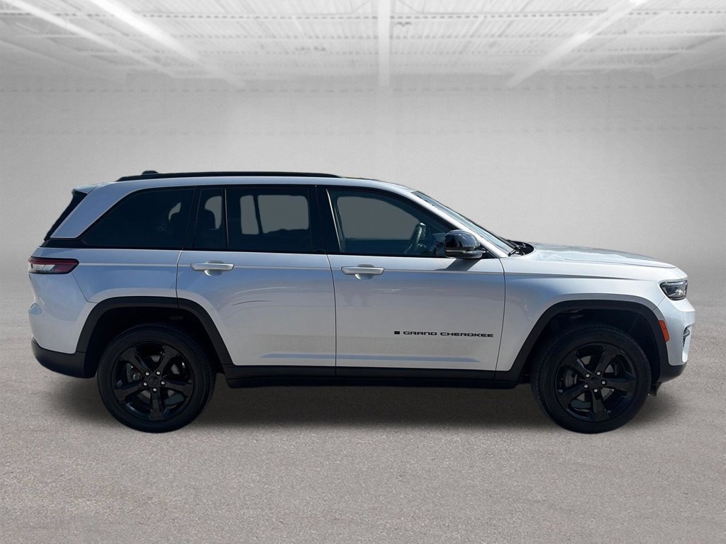 Used 2024 Jeep Grand Cherokee Altitude AWD/4WD image 7