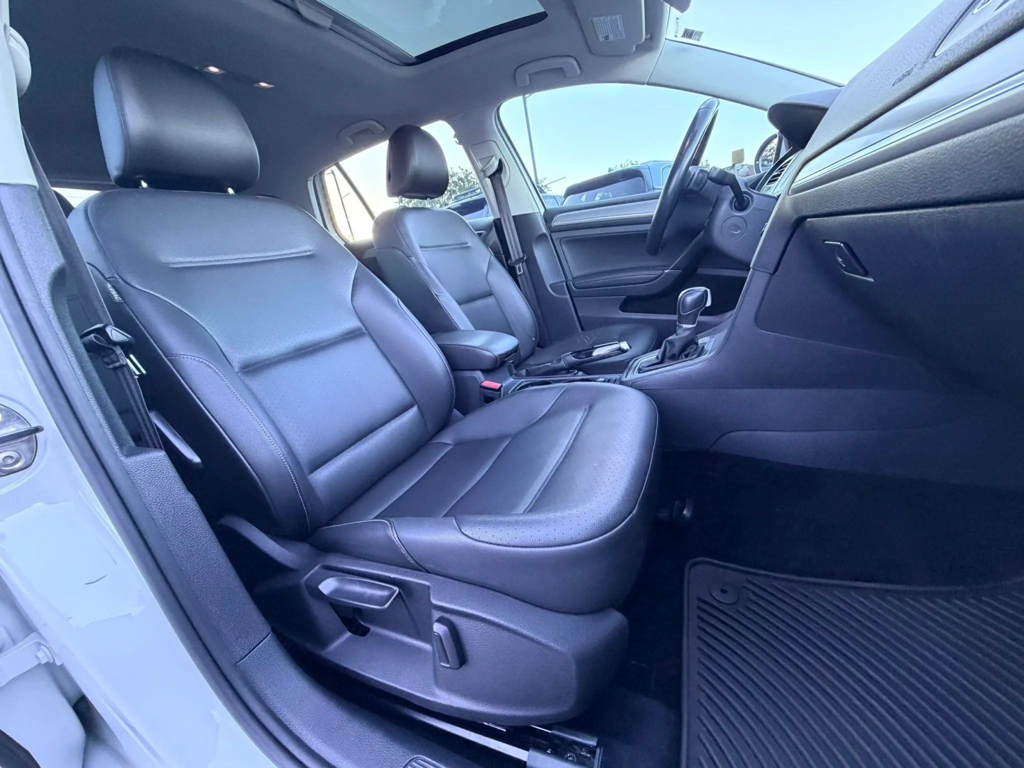 Used 2016 Volkswagen Golf SE w/ Lighting Package FWD image 26