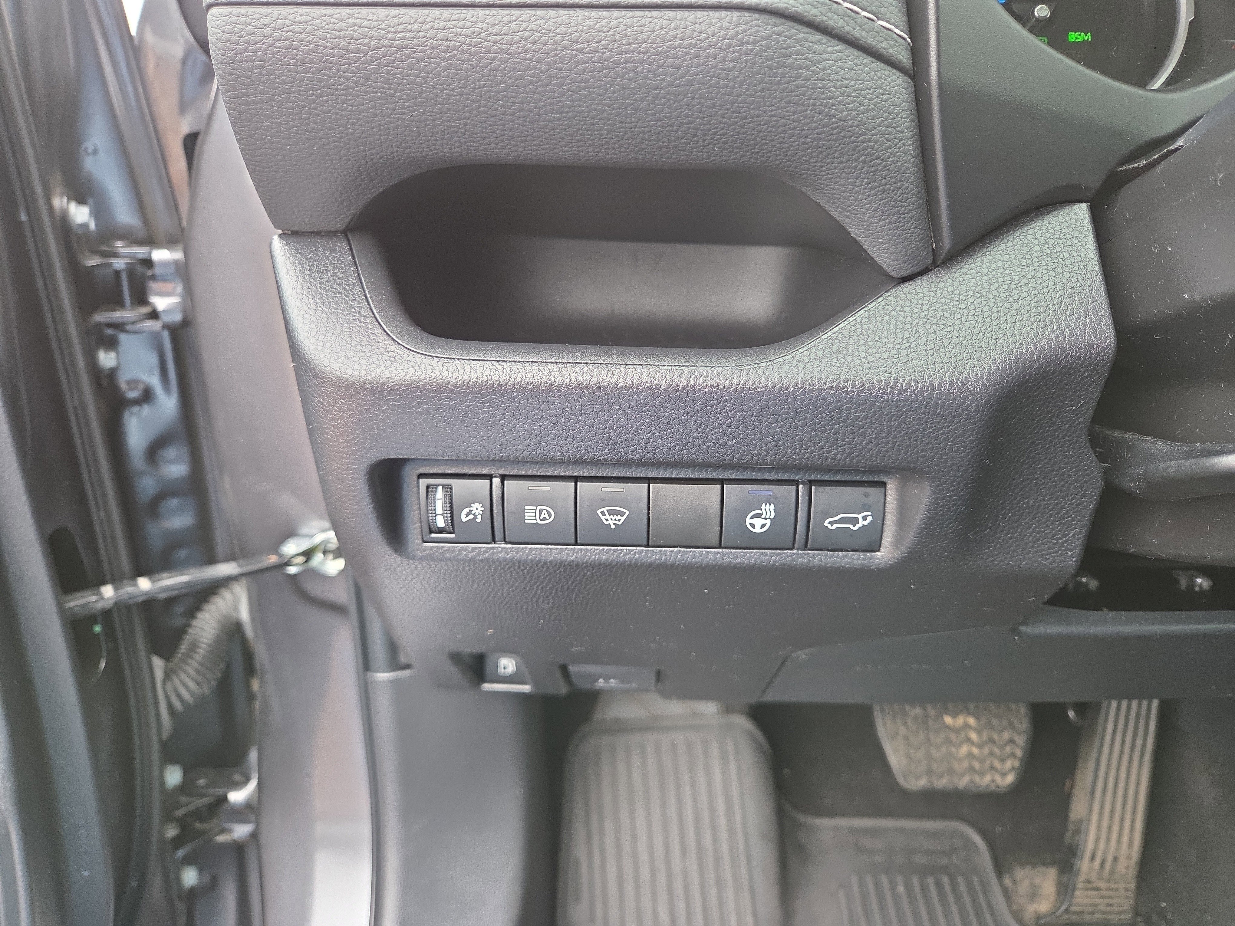 Certified 2022 Toyota RAV4 XLE w/ Convenience Package image 28