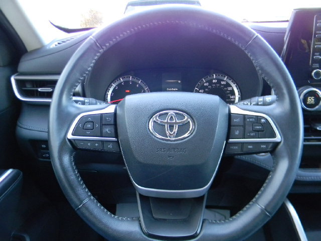 Used 2022 Toyota Highlander LE AWD/4WD image 11