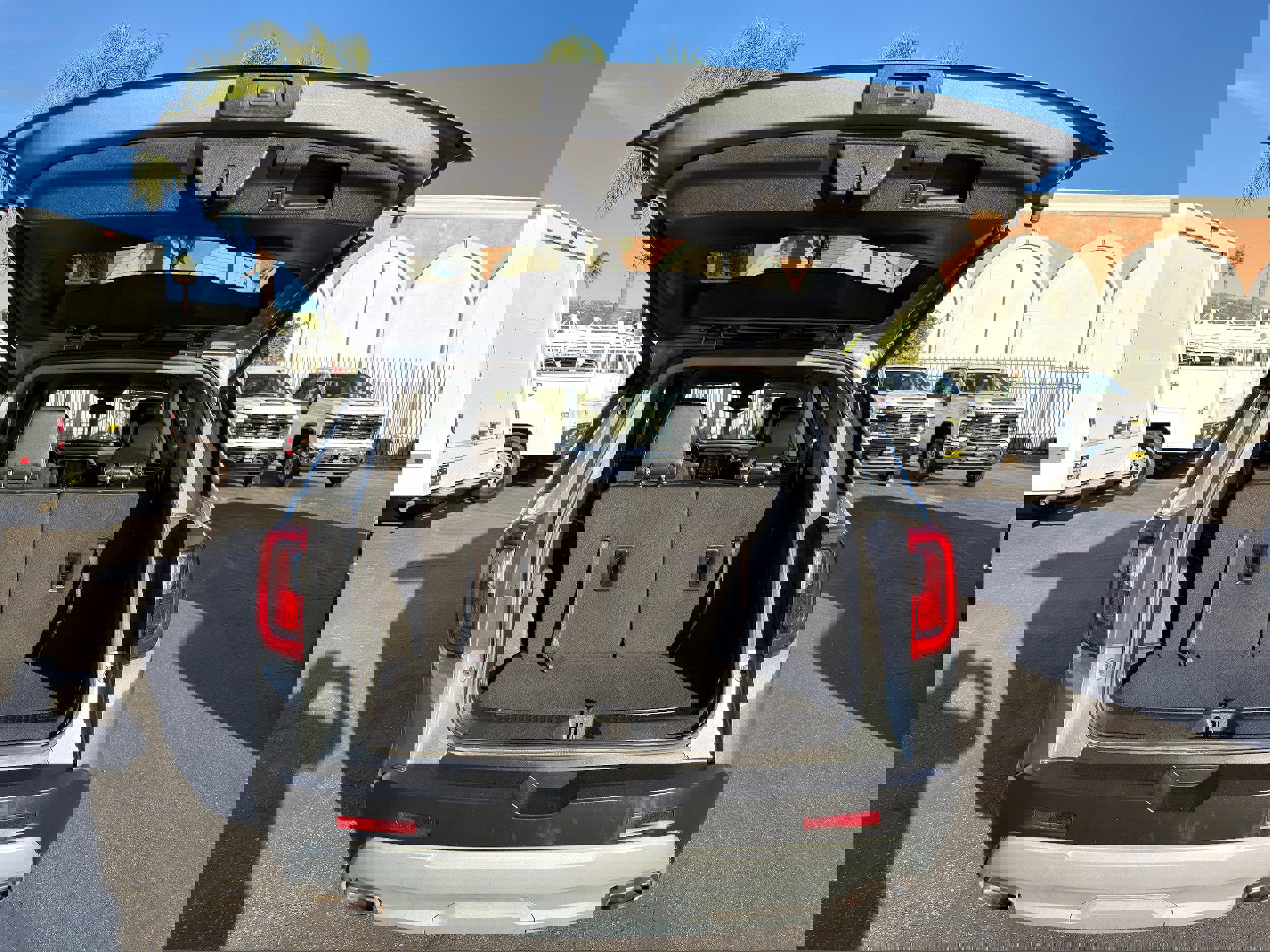 Used 2023 GMC Acadia SLT image 15