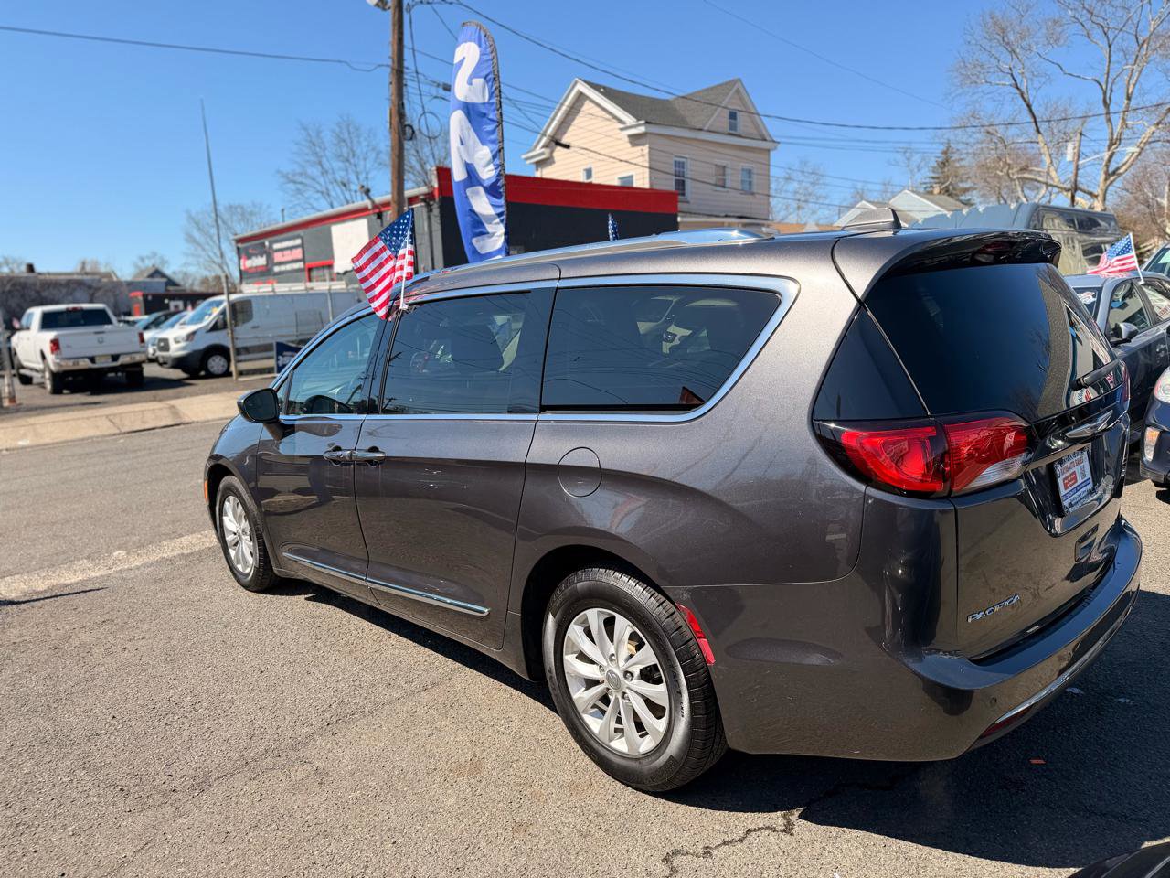 Used 2019 Chrysler Pacifica Touring-L image 6