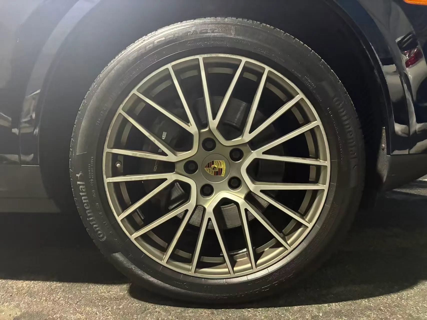 Used 2022 Porsche Cayenne Platinum Edition image 24