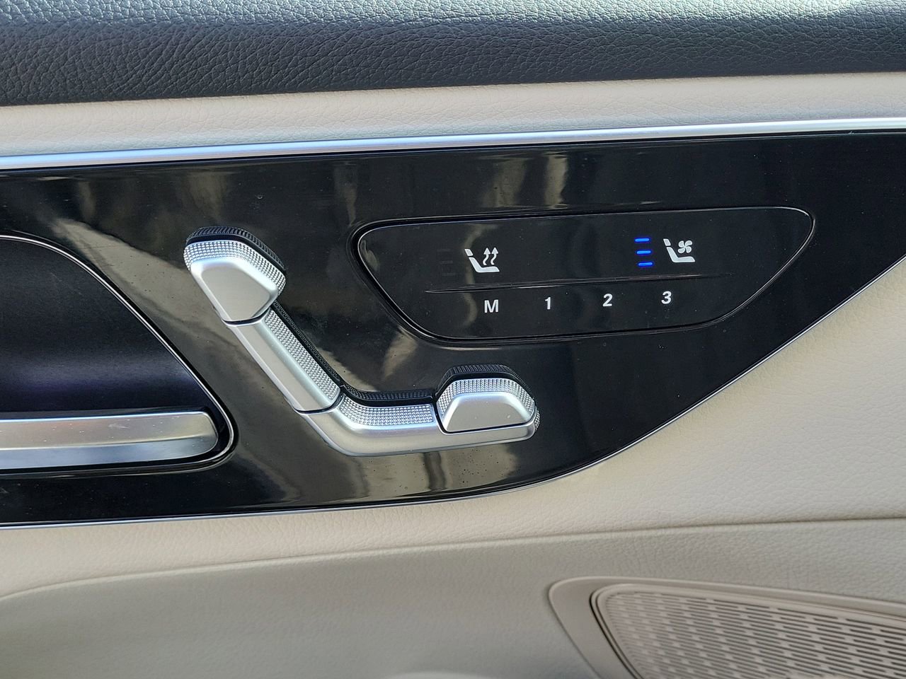 Used 2025 Mercedes-Benz GLC 300 image 24