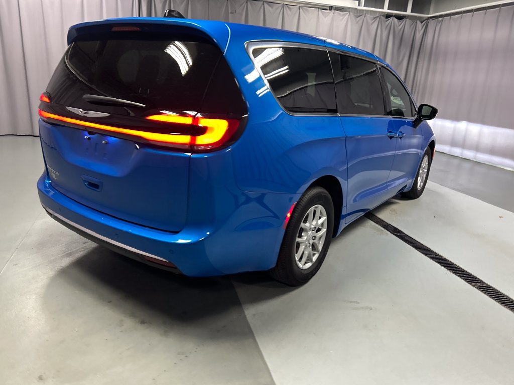 Used 2026 Chrysler Pacifica Select FWD image 7