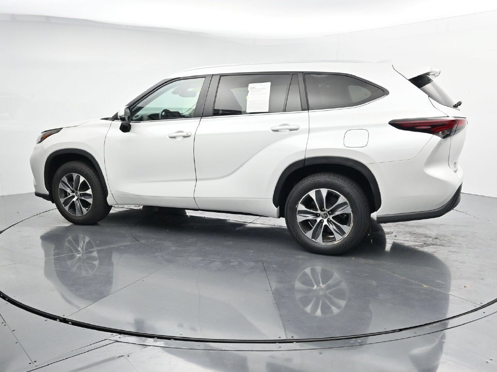 Used 2024 Toyota Highlander XLE FWD image 5