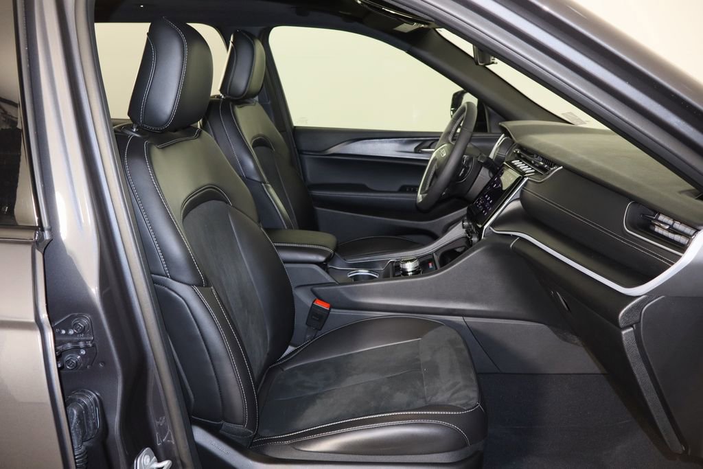 Used 2025 Jeep Grand Cherokee L Altitude image 16