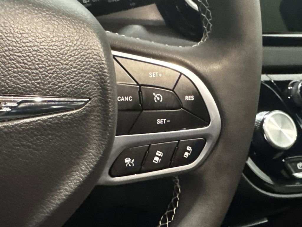 Used 2025 Chrysler Pacifica Select FWD image 6