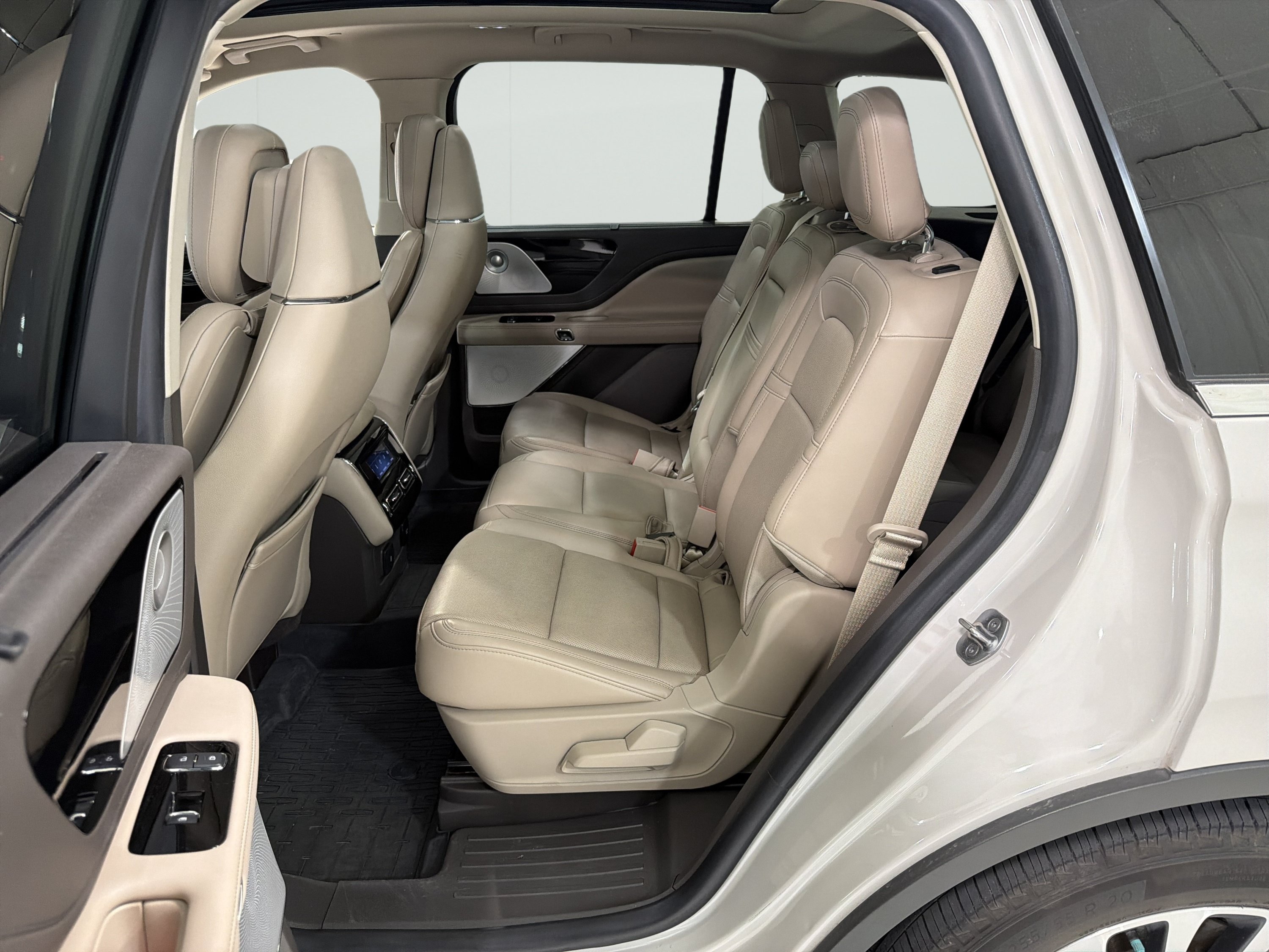 Used 2022 Lincoln Aviator Reserve w/ Equipment Group 201A AWD/4WD image 11