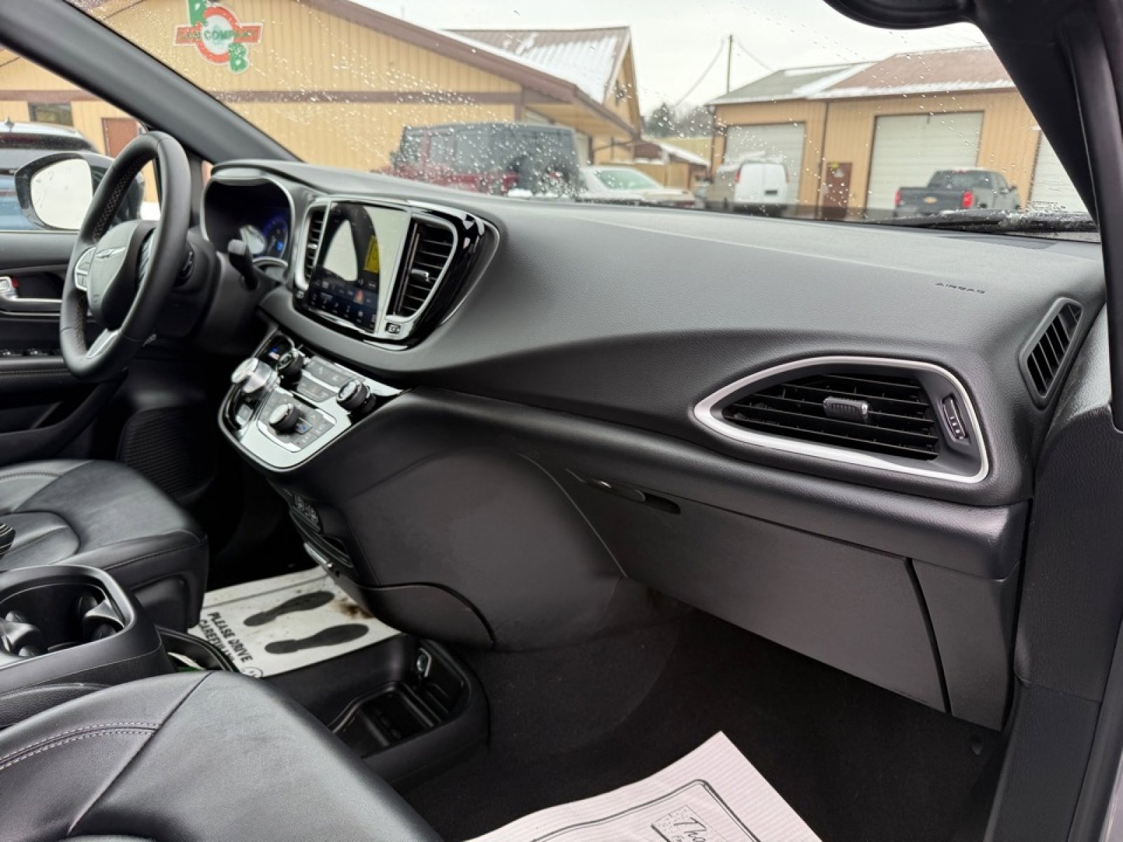 Used 2025 Chrysler Pacifica Select image 12