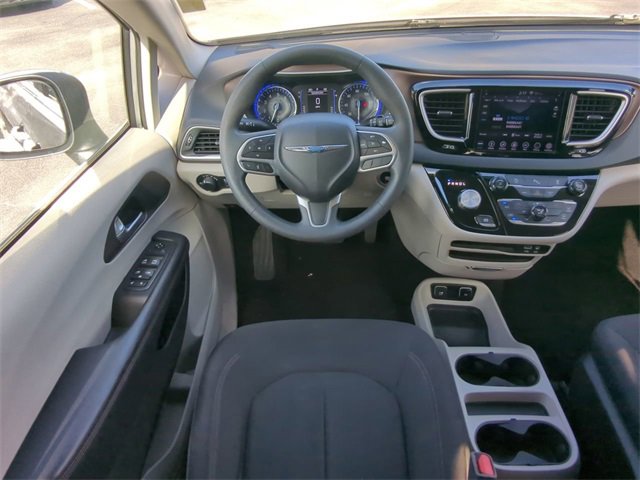 Used 2018 Chrysler Pacifica Touring w/ Tire & Wheel Group image 19