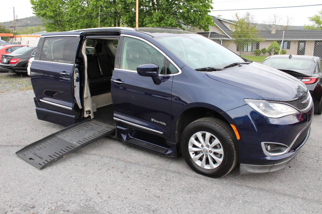 Used 2019 Chrysler Pacifica Touring-L FWD image 1