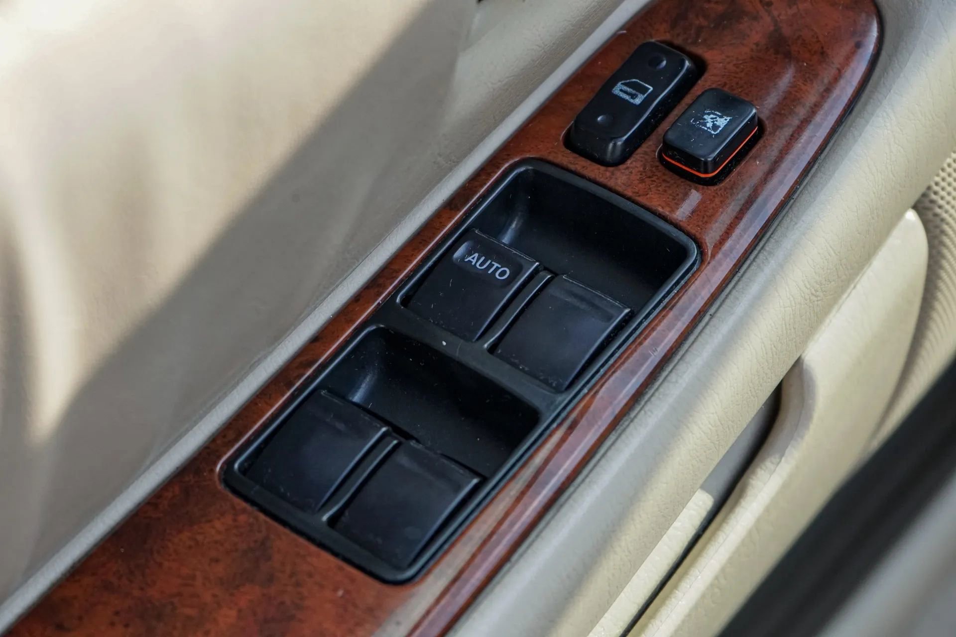 Used 2004 Toyota Avalon XLS image 29