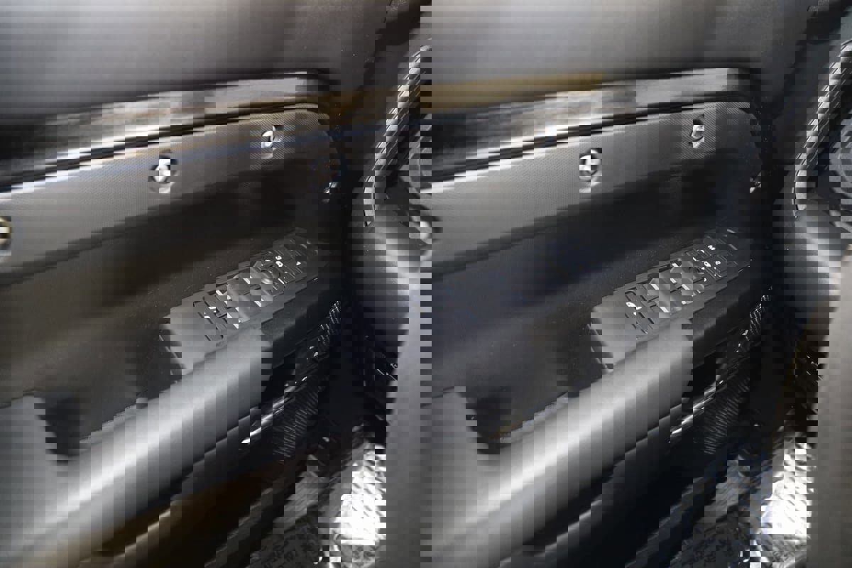 Used 2023 Land Rover Defender 110 V8 image 30