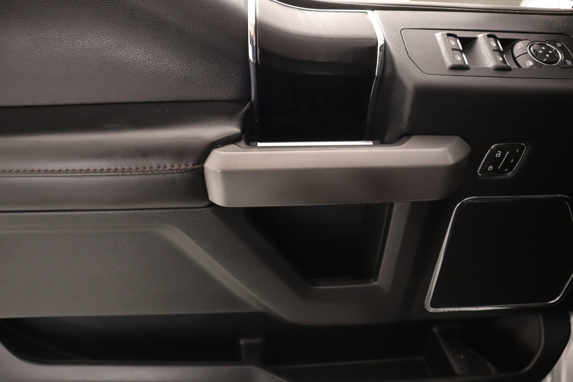 Used 2019 Ford F150 Platinum w/ Equipment Group 701A Luxury image 17