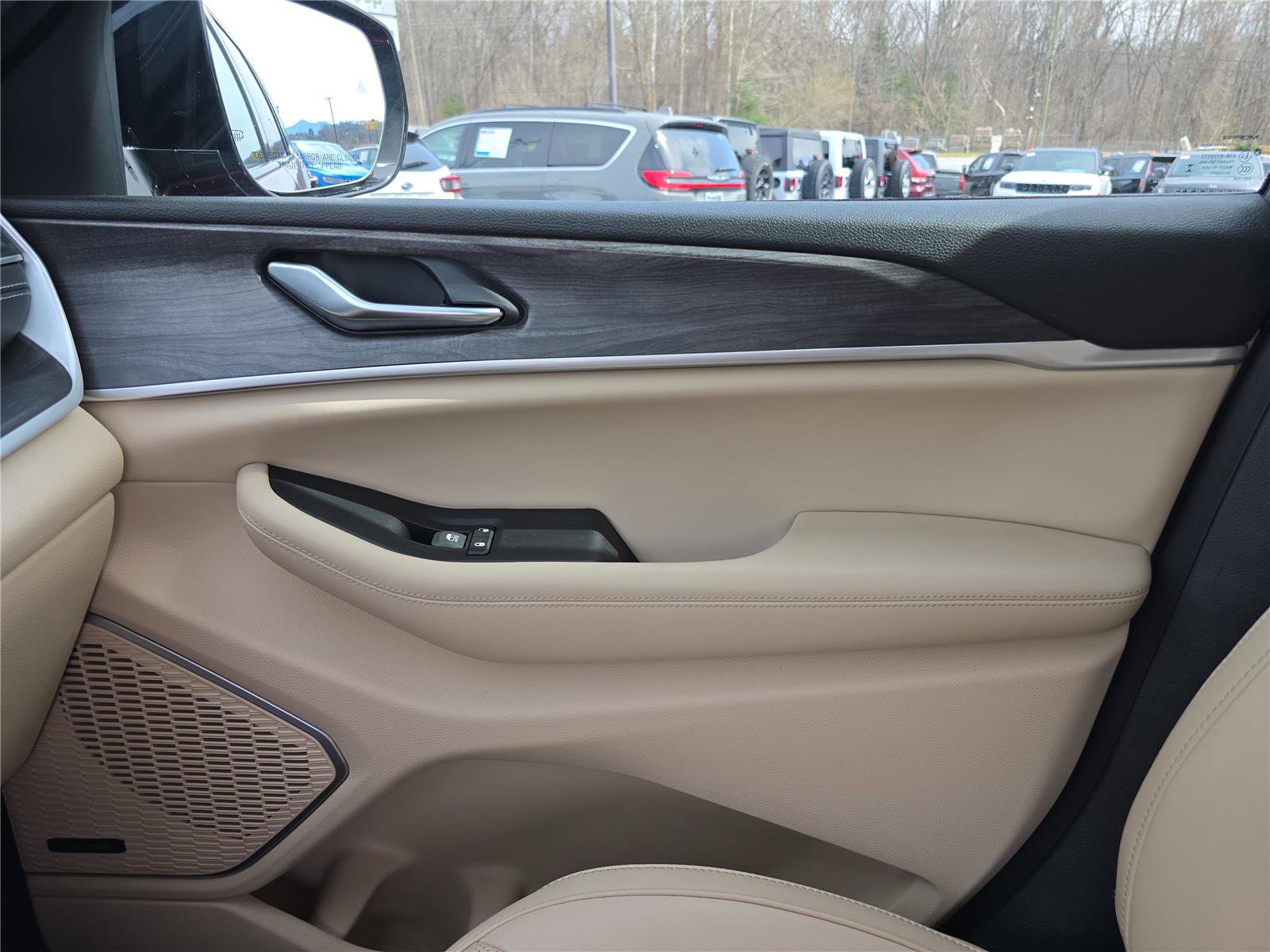 Used 2025 Jeep Grand Cherokee Limited w/ Luxury Tech Group II image 24