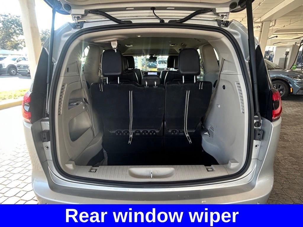 Used 2024 Chrysler Pacifica Touring-L image 31