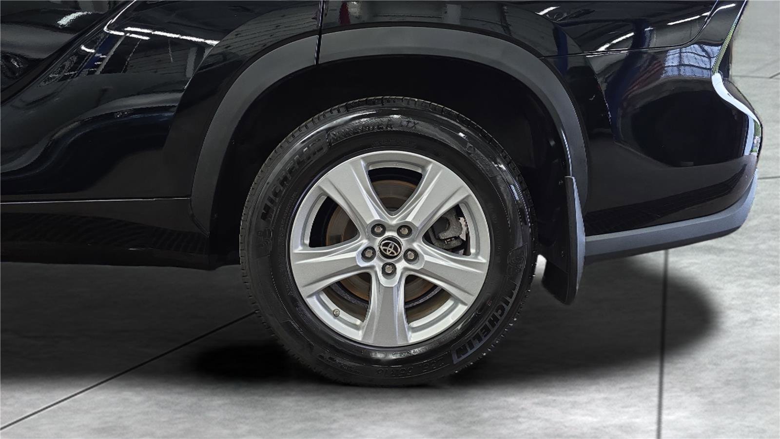 Used 2024 Toyota Highlander LE AWD/4WD image 29