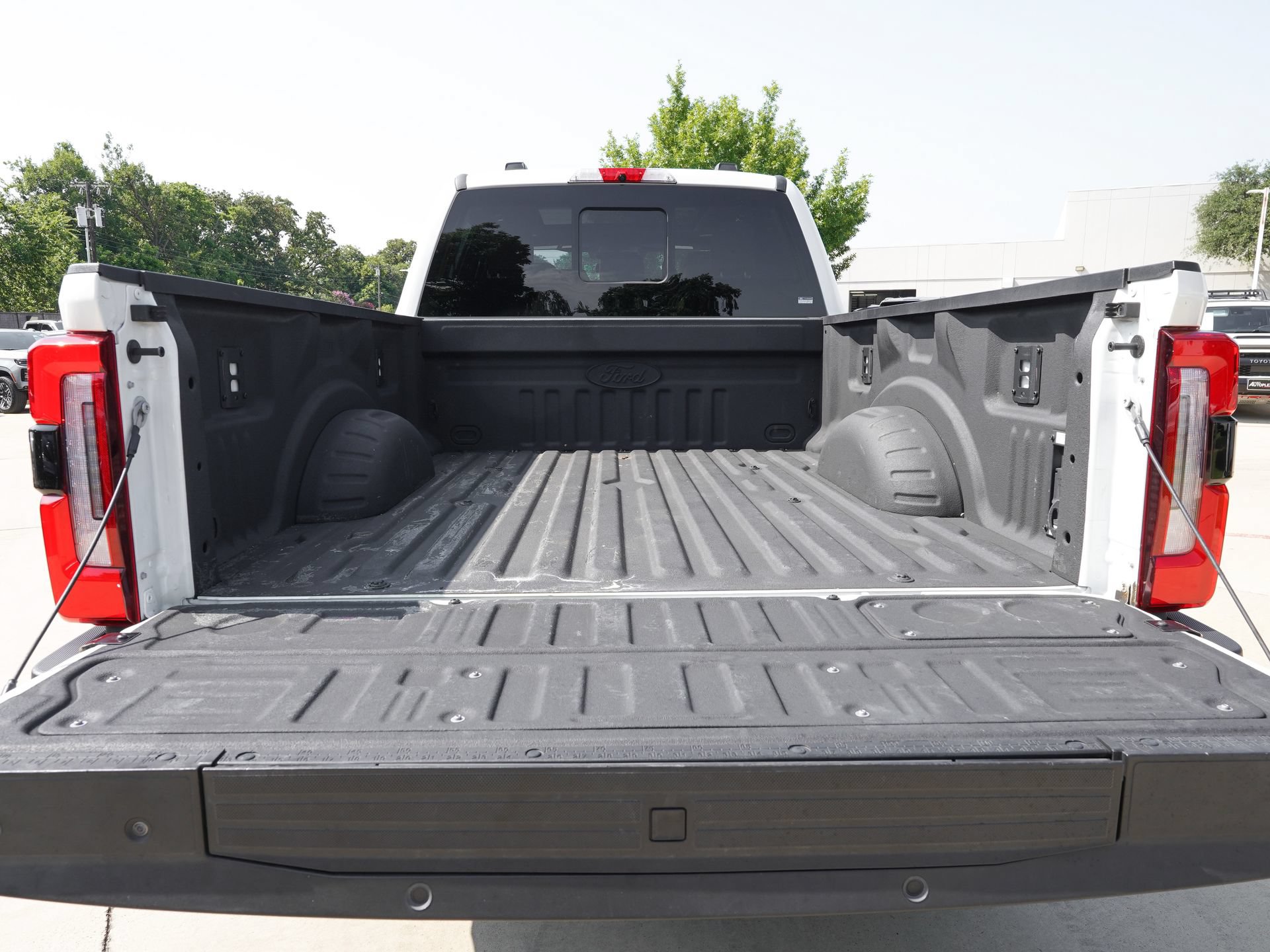 Used 2024 Ford F250 Platinum w/ Tremor Off-Road Package AWD/4WD image 4
