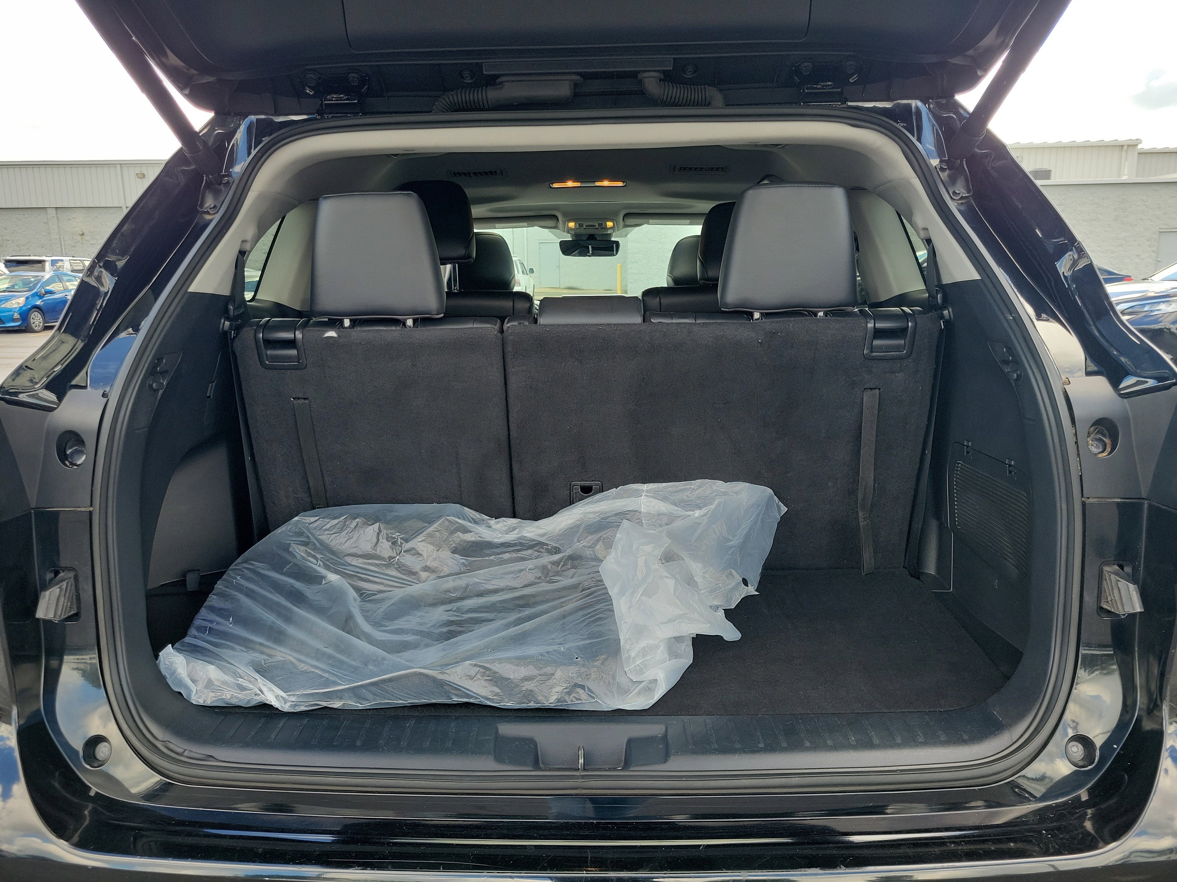 Used 2024 Toyota Highlander XLE FWD image 13