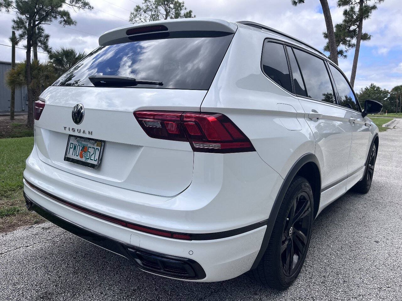 Used 2023 Volkswagen Tiguan SE R-Line FWD image 9