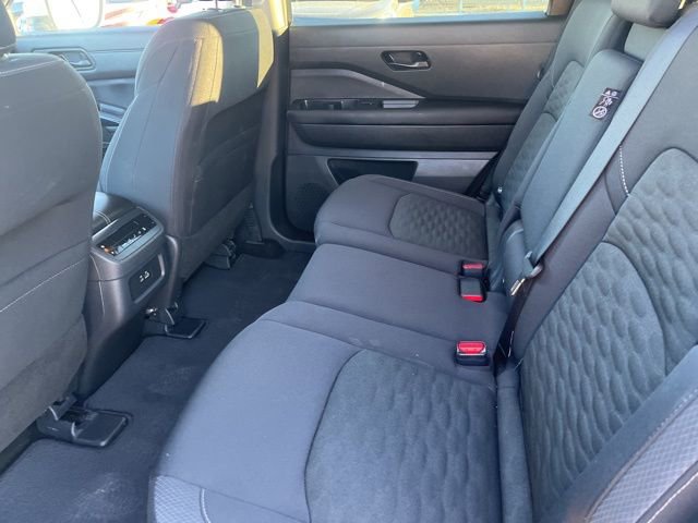 Used 2025 Nissan Pathfinder SV image 6