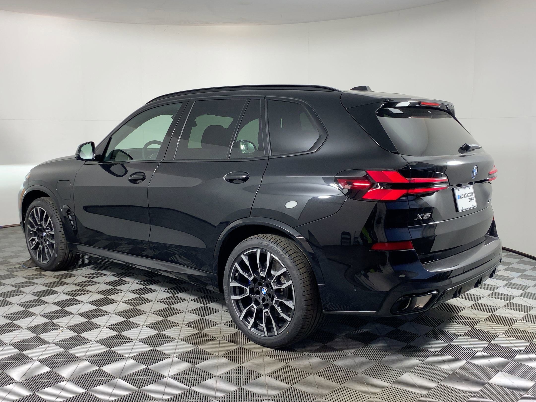 Used 2026 BMW X5 xDrive50e w/ M Sport Package image 3
