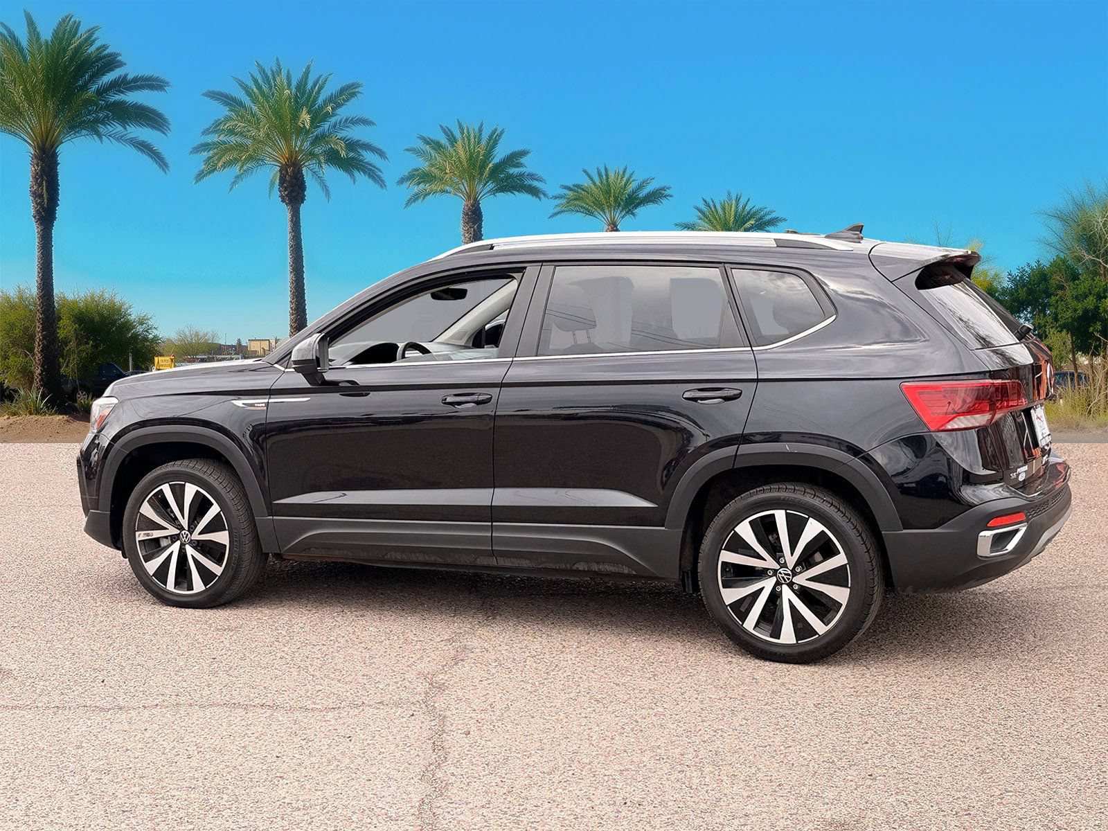 Used 2024 Volkswagen Taos SE FWD image 3