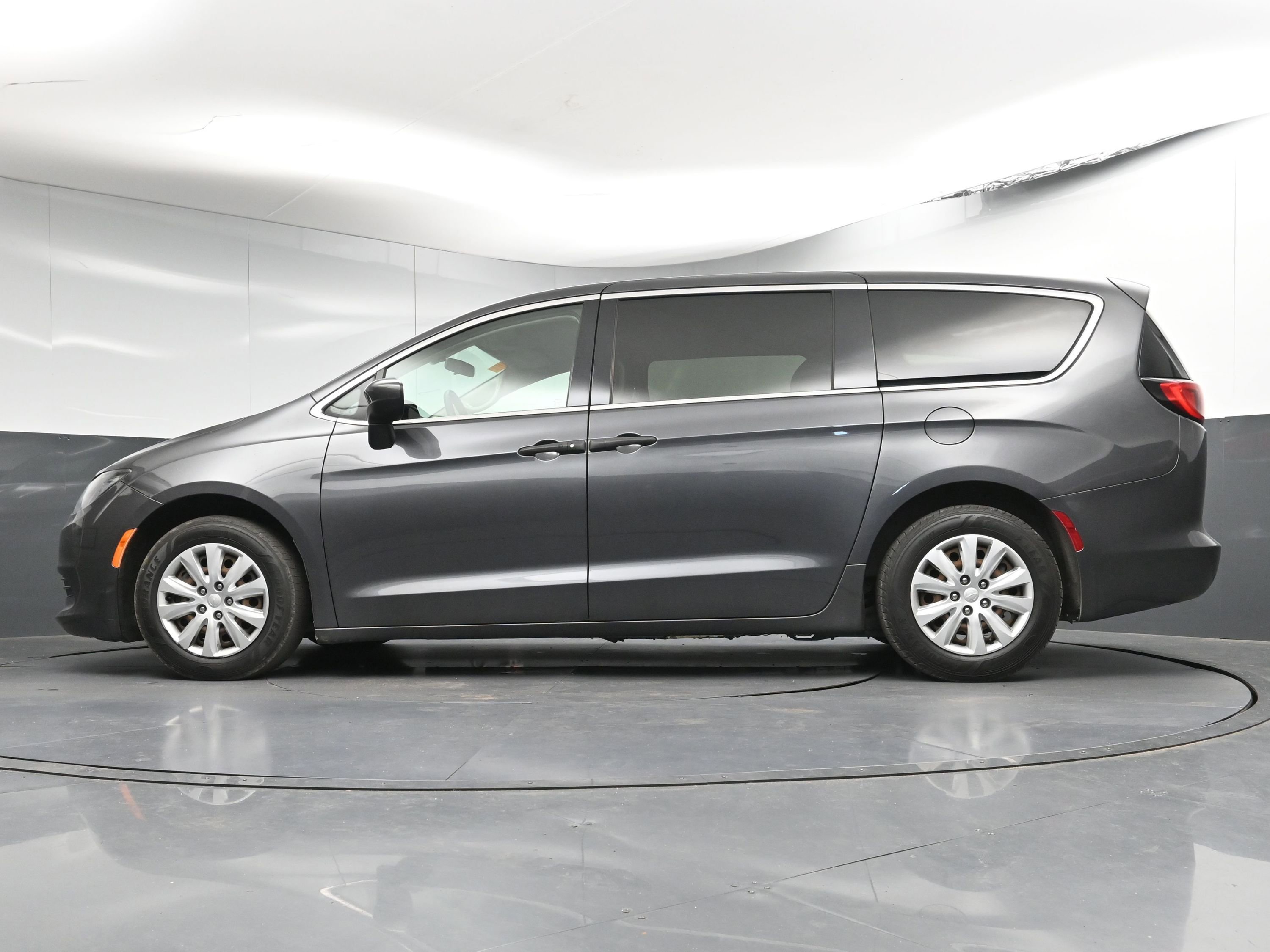 Used 2020 Chrysler Voyager L image 28