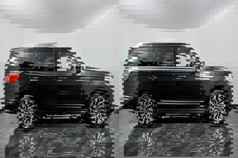 Used 2019 Lincoln Navigator Reserve image 12