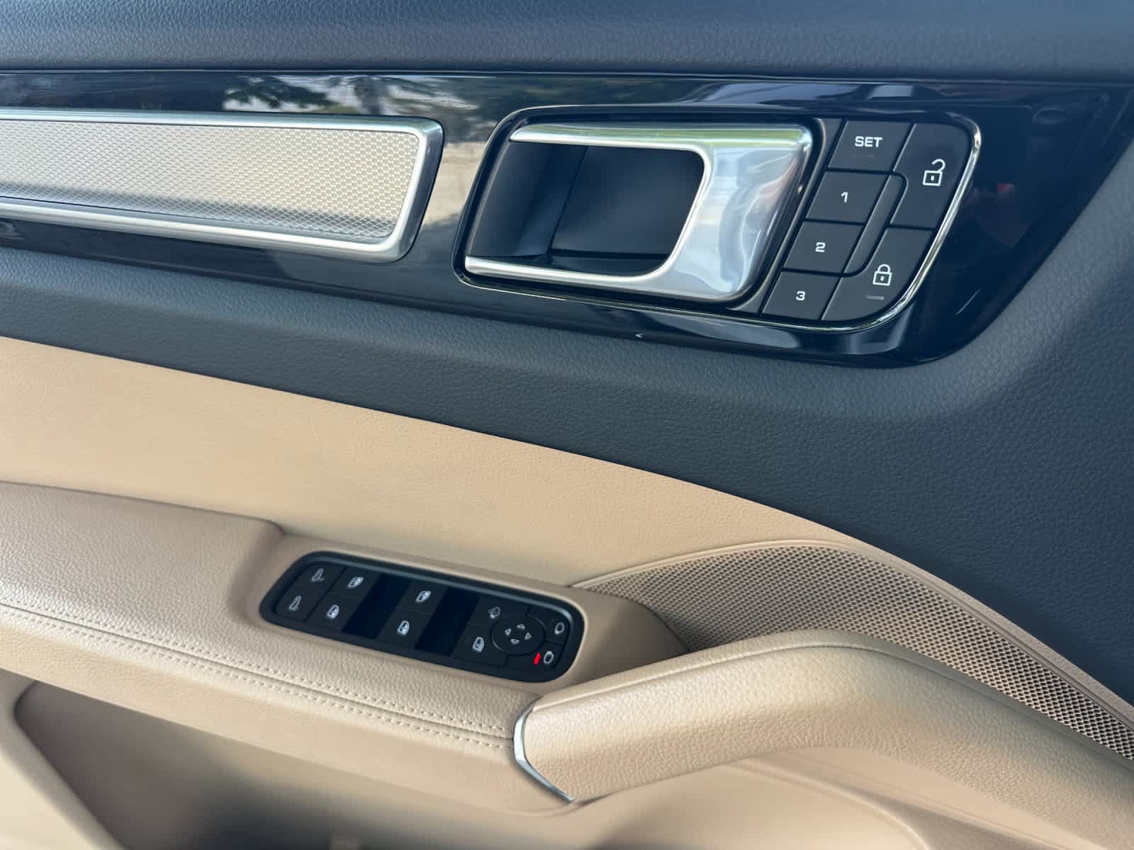 Certified 2023 Porsche Cayenne Platinum Edition AWD/4WD image 12