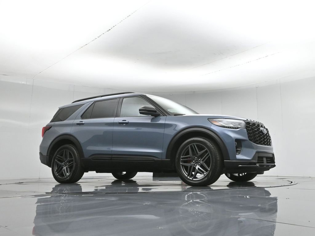 Used 2025 Ford Explorer ST image 3
