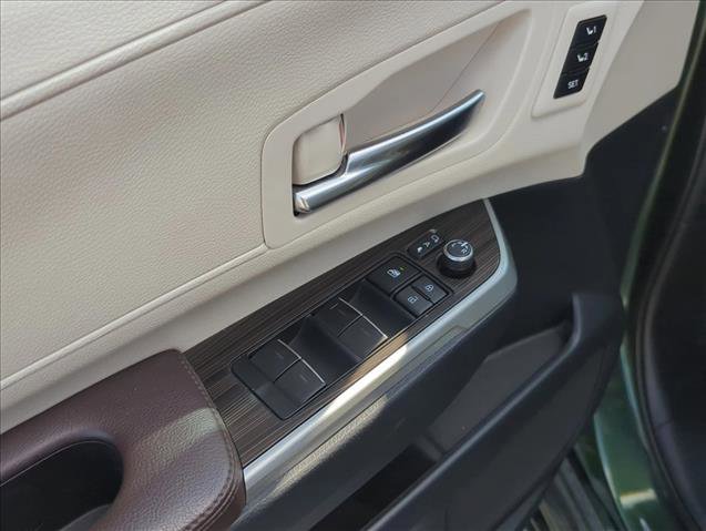 Used 2021 Toyota Sienna Platinum image 11
