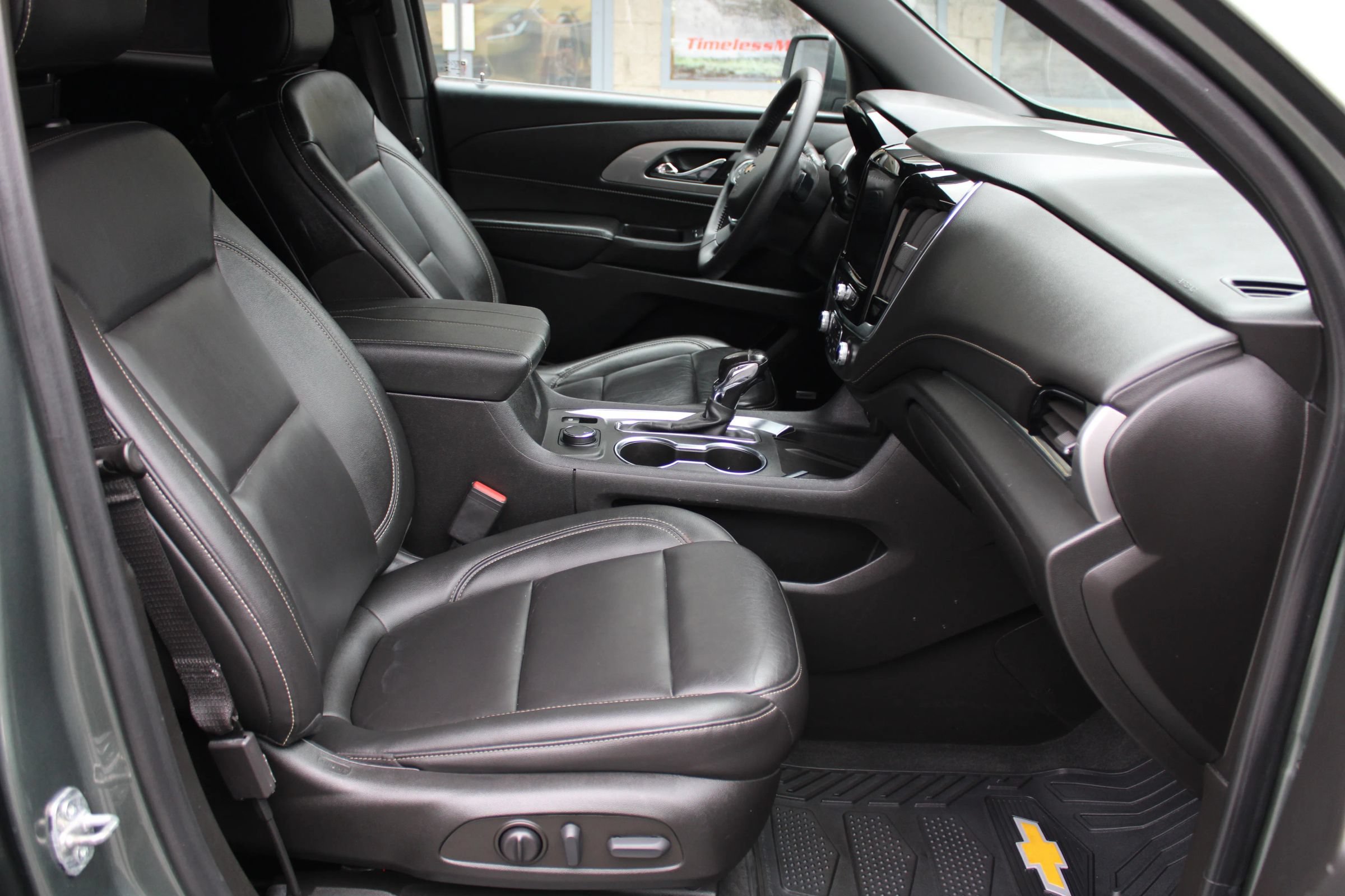 Used 2022 Chevrolet Traverse LT w/ LT Premium Package AWD/4WD image 16