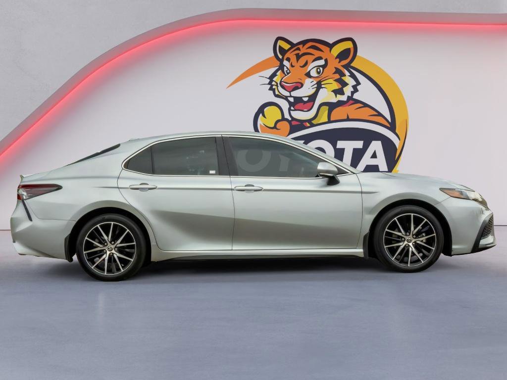 Used 2022 Toyota Camry SE w/ Cold Weather Package FWD image 4
