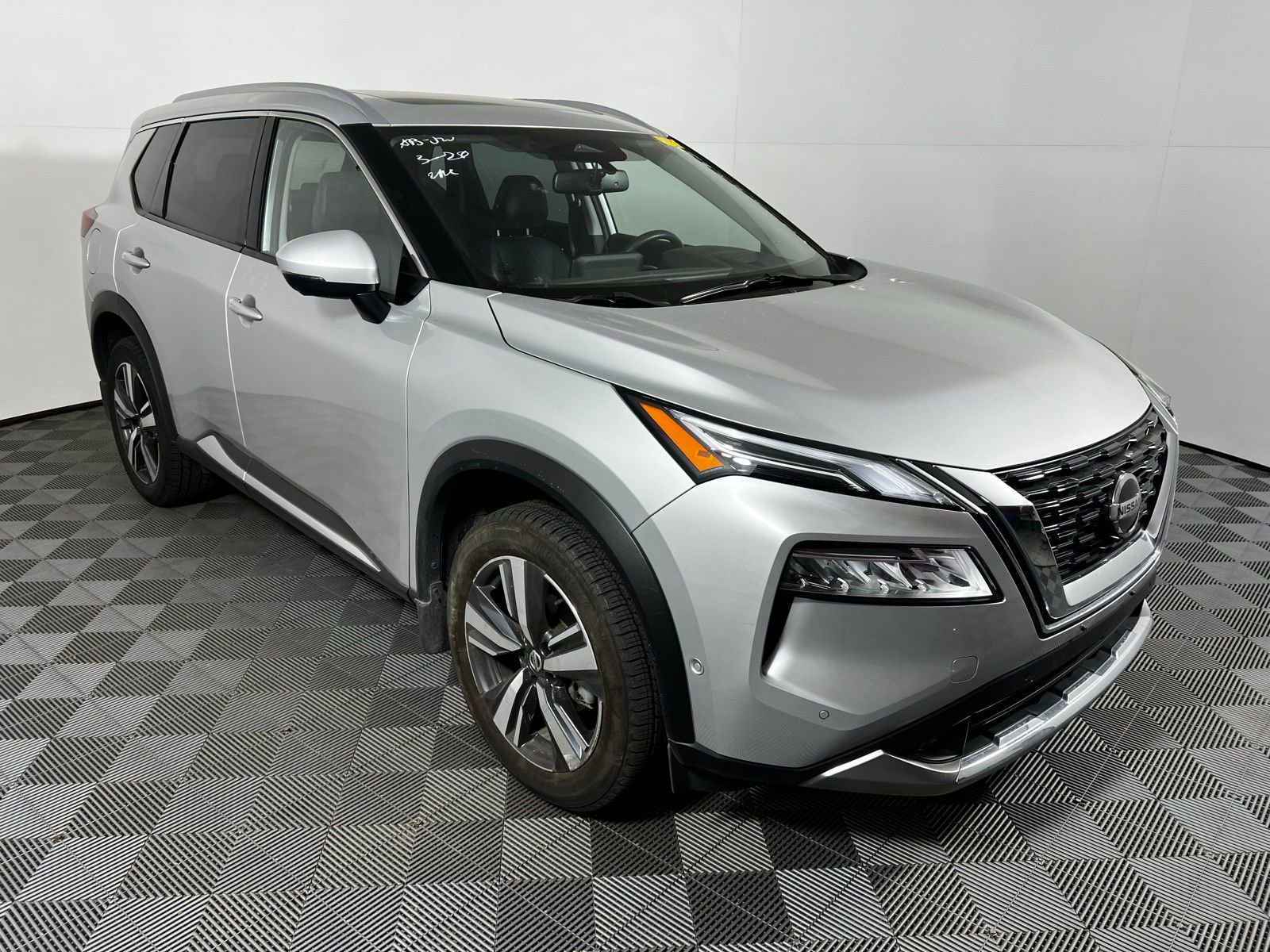 Used 2021 Nissan Rogue Platinum image 3