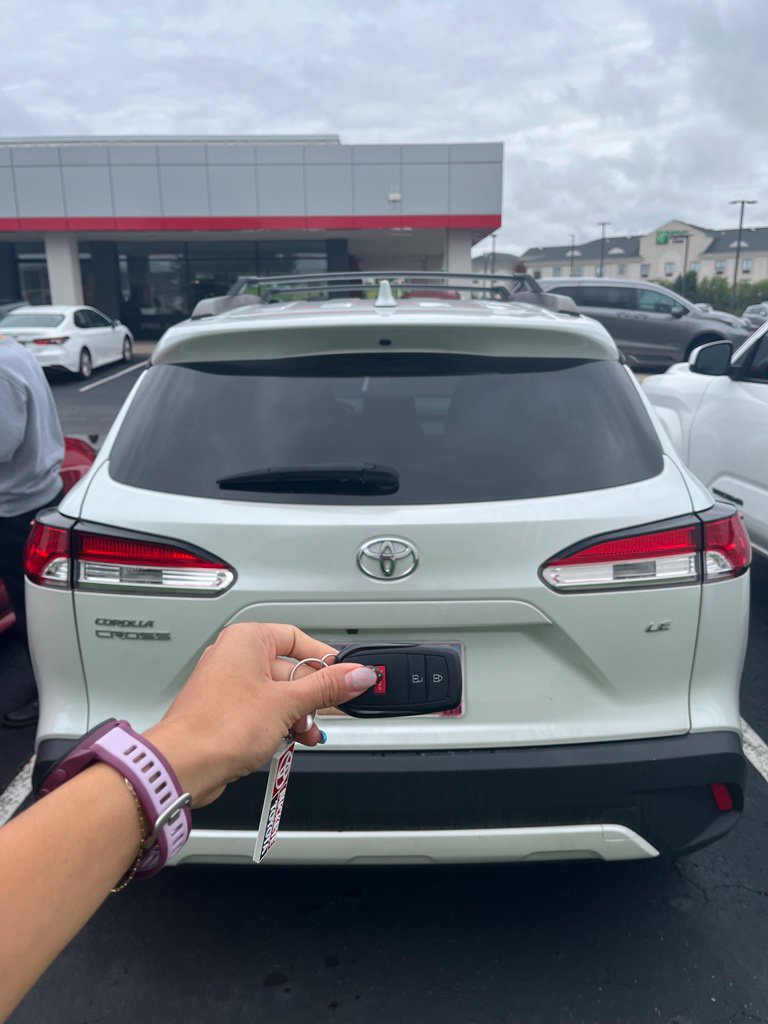 Used 2024 Toyota Corolla Cross LE FWD image 3
