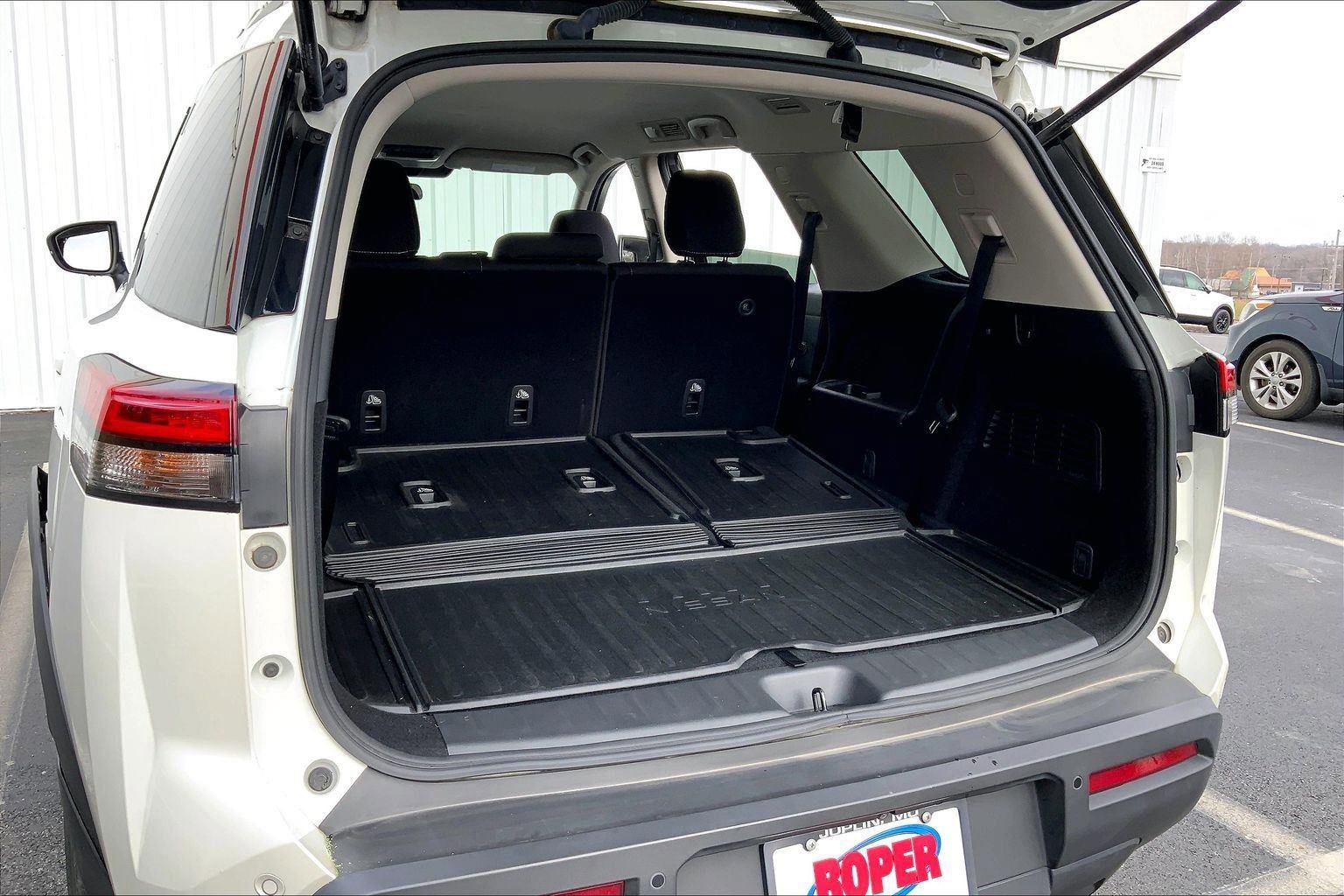 Used 2024 Nissan Pathfinder SV w/ Black Appearance Package image 23