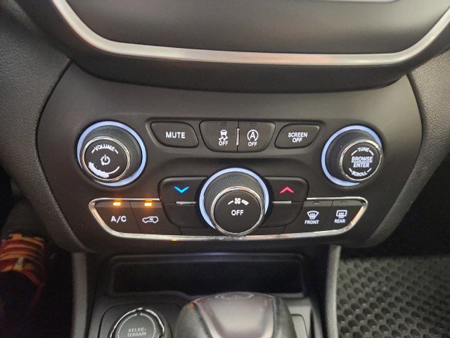 Used 2019 Jeep Cherokee Latitude Plus w/ Cold Weather Group image 16