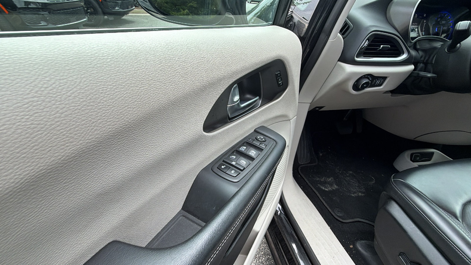 Used 2024 Chrysler Pacifica Touring-L FWD image 15