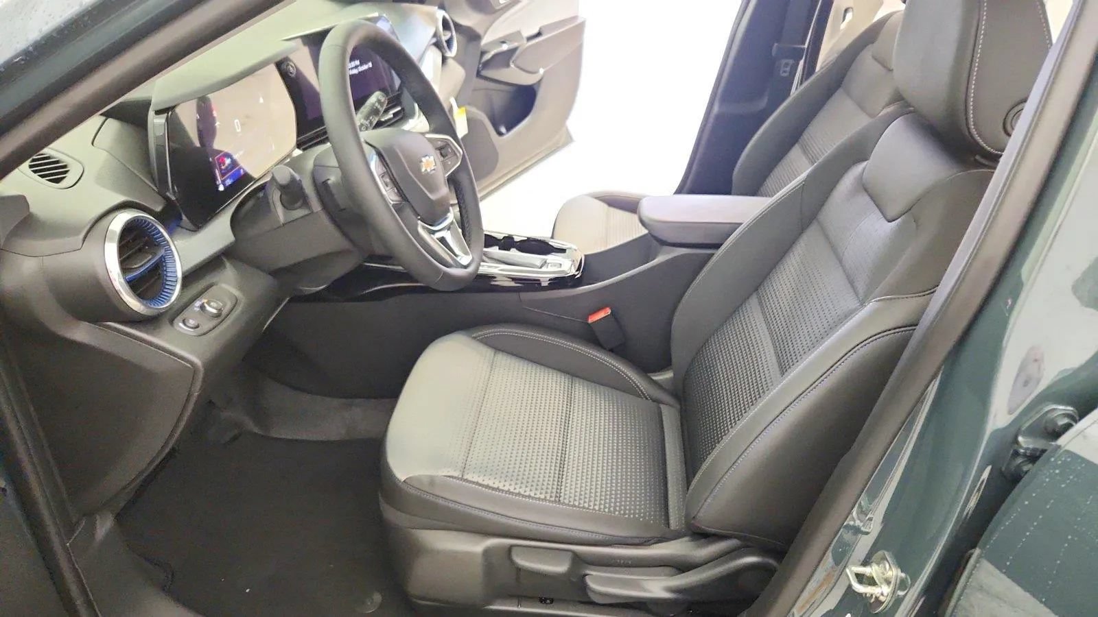 New 2026 Chevrolet Trax LT w/ Sunroof Package FWD image 15