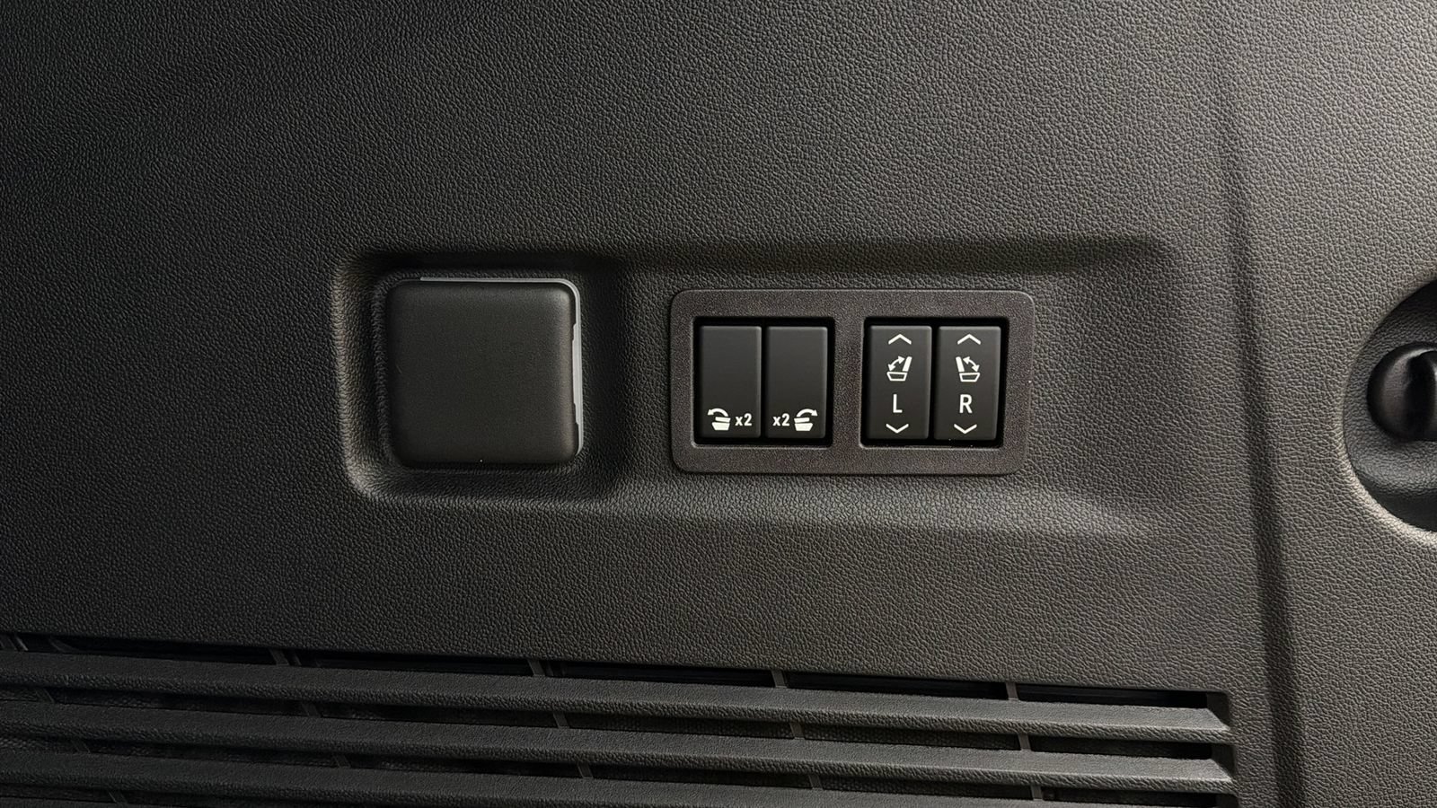 Used 2026 GMC Yukon XL Denali Ultimate w/ LPO, Floor Liner Package AWD/4WD image 17