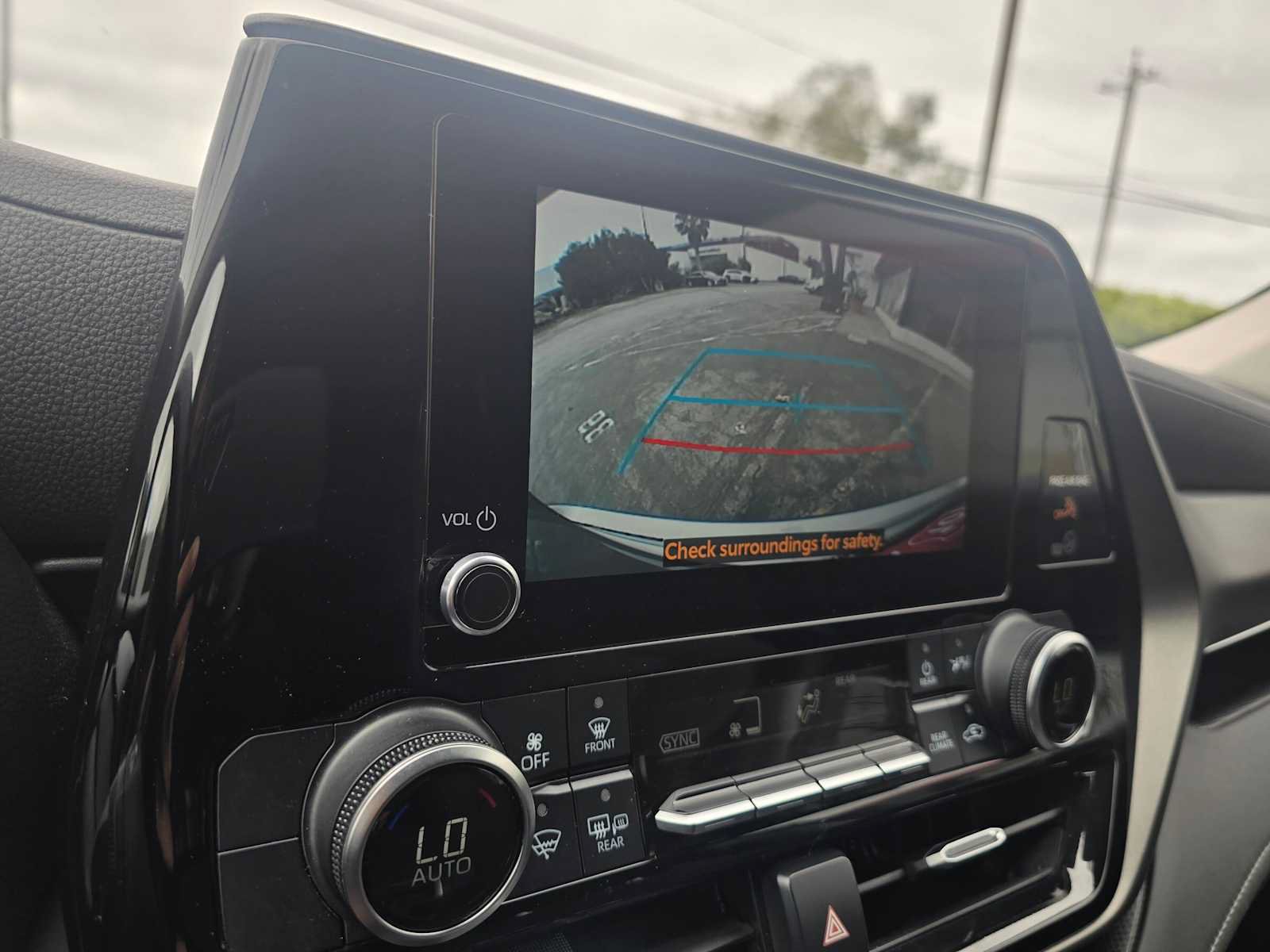 Used 2023 Toyota Highlander LE FWD image 30